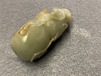 Een Chinese kalebasvormige snuiffles in celadon en roestkleurige jade, Qing